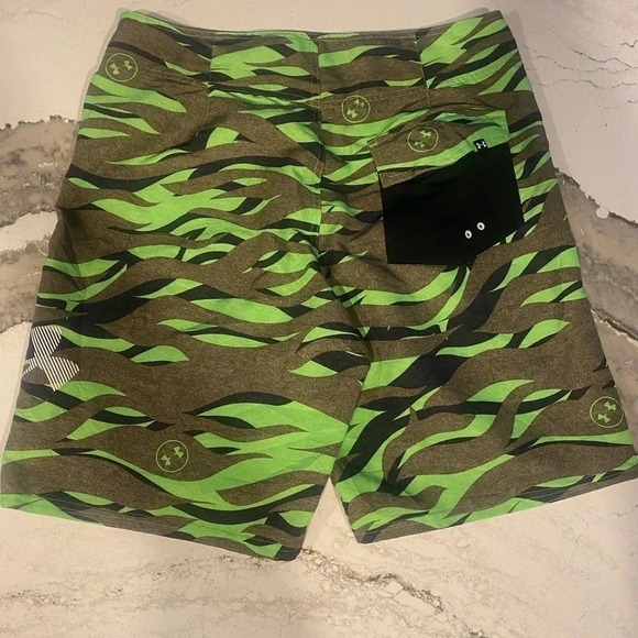 UNDER ARMOUR HEATGEAR LOOSE FIT GREEN CAMO SHORTS MEN'S SIZE 32 Swim Board - Picture 2 of 5